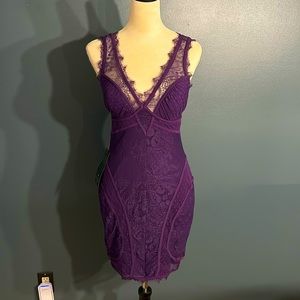 💜💜BEBE V-Neck Lace Dress